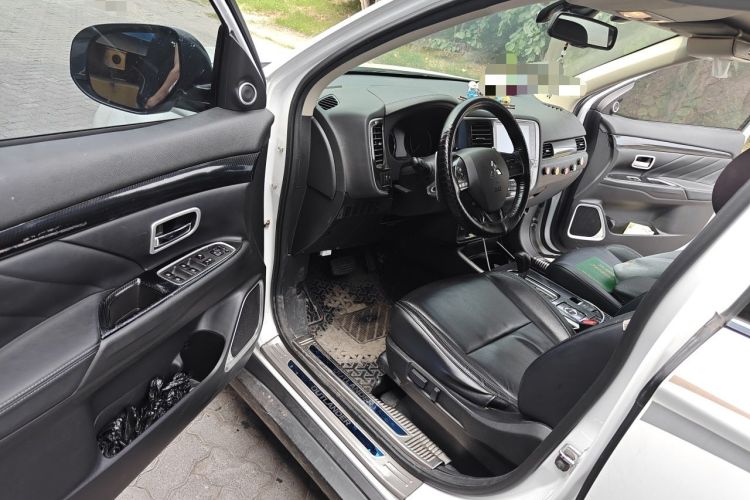 Used Mitsubishi Outlander 2019 2.4L 4x4 Zhi Xiang Edition 7 Seats China VI Standard Driver Seat