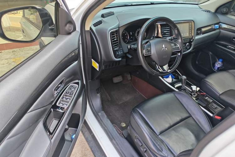 Used Mitsubishi Outlander 2019 2.0L Two-Wheel Drive Comfort Edition 5 Seats China VI Standard Driver Seat