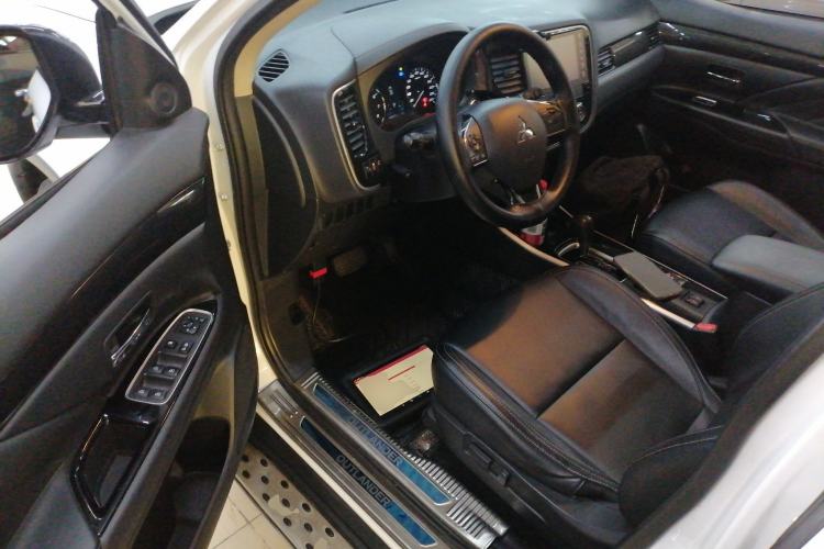Used Mitsubishi Outlander 2019 2.0L Two-Wheel Drive Comfort Edition 7-Seater China VI Standard Driver Seat