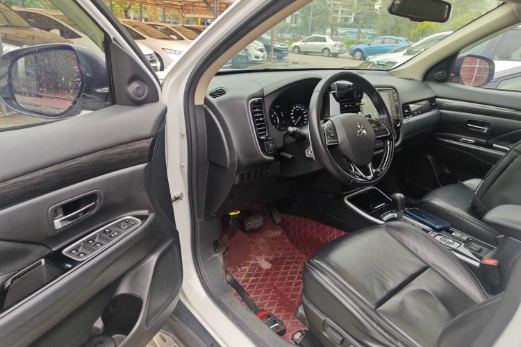 Used Mitsubishi Outlander 2019 2.4L 4x4 Zhi Xiang Edition 7 Seats China VI Standard Driver Seat