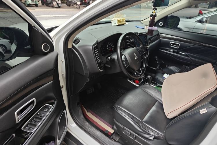 Used Mitsubishi Outlander 2019 2.0L Two-Wheel Drive Comfort Edition 5 Seats China V Standard Driver Seat