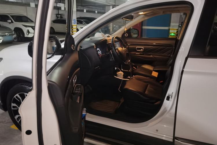 Used Mitsubishi Outlander 2019 2.4L 4x4 Zhi Xiang Edition 5 Seats China V Emission Standard Driver Seat
