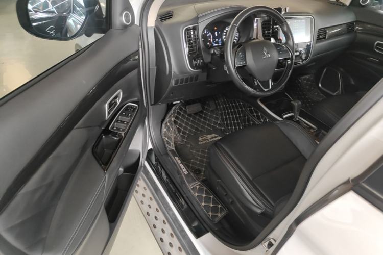 Used Mitsubishi Outlander 2019 2.0L Two-Wheel Drive Comfort Edition 7-Seater China VI Standard Driver Seat