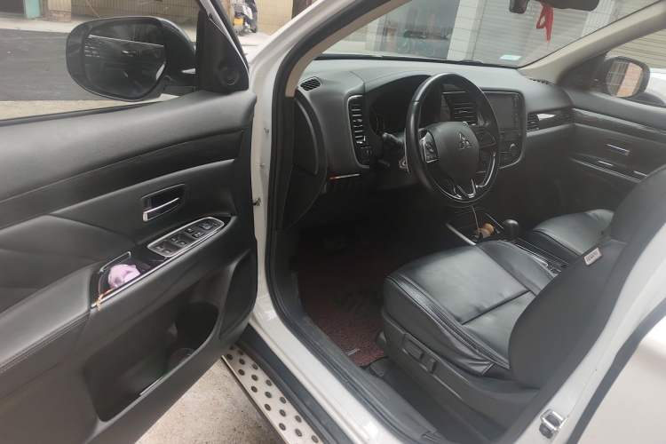 Used Mitsubishi Outlander 2019 2.4L 4x4 Zhi Xiang Edition 7 Seats China VI Standard Driver Seat