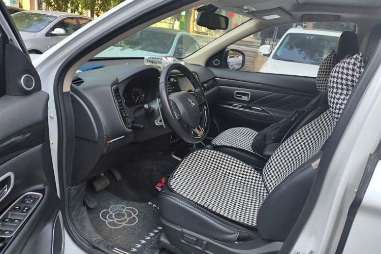 Used Mitsubishi Outlander 2019 2.4L 4x4 Zhi Xiang Edition 7 Seats China VI Standard Driver Seat
