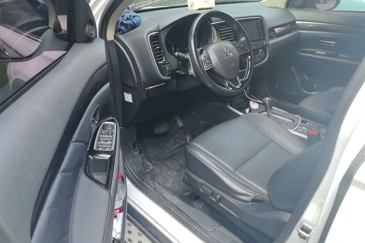 Used Mitsubishi Outlander 2019 2.4L 4x4 Zhi Xiang Edition 7 Seats China V Emission Standard Driver Seat