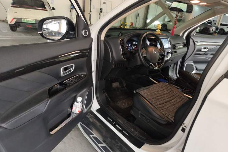 Used Mitsubishi Outlander 2019 2.0L Two-Wheel Drive Comfort Edition 5 Seats China VI Standard Driver Seat