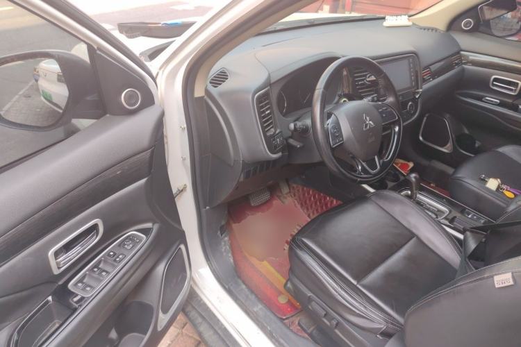 Used Mitsubishi Outlander 2019 2.0L Two-Wheel Drive Comfort Edition 5 Seats China V Standard Driver Seat