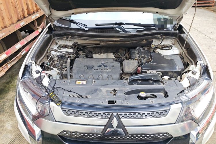 Used Mitsubishi Outlander 2019 2.0L Two-Wheel Drive Comfort Edition 7 Seats China V Emission Standard Engine Bay