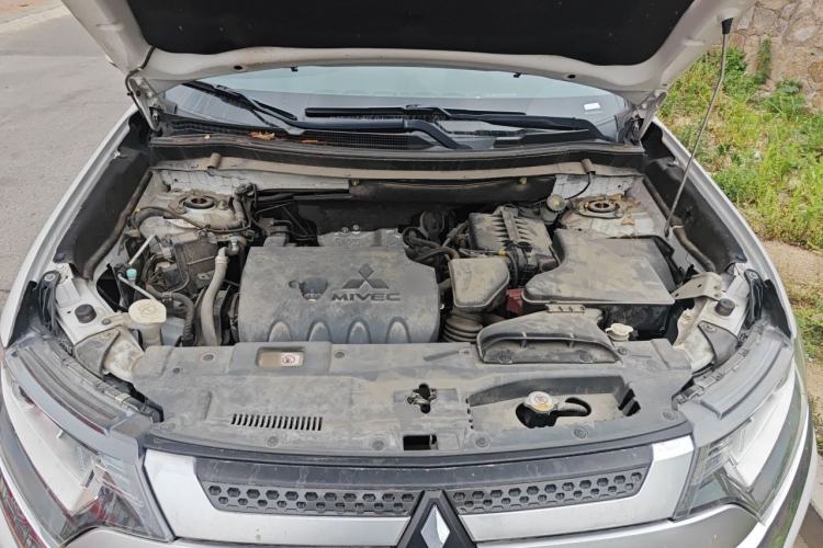 Used Mitsubishi Outlander 2019 2.0L Two-Wheel Drive Comfort Edition 5 Seats China V Emission Standard Engine Bay