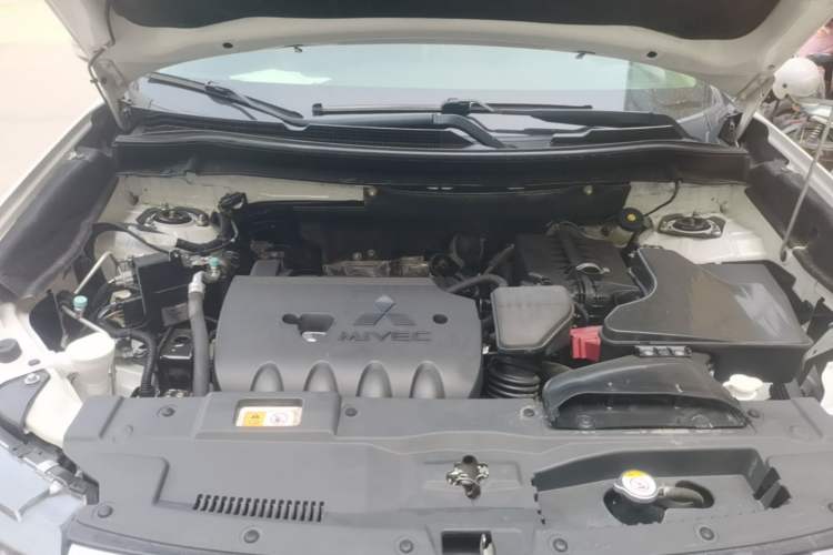 Used Mitsubishi Outlander 2019 2.0L Two-Wheel Drive Comfort Edition 7 Seats China V Emission Standard Engine Bay