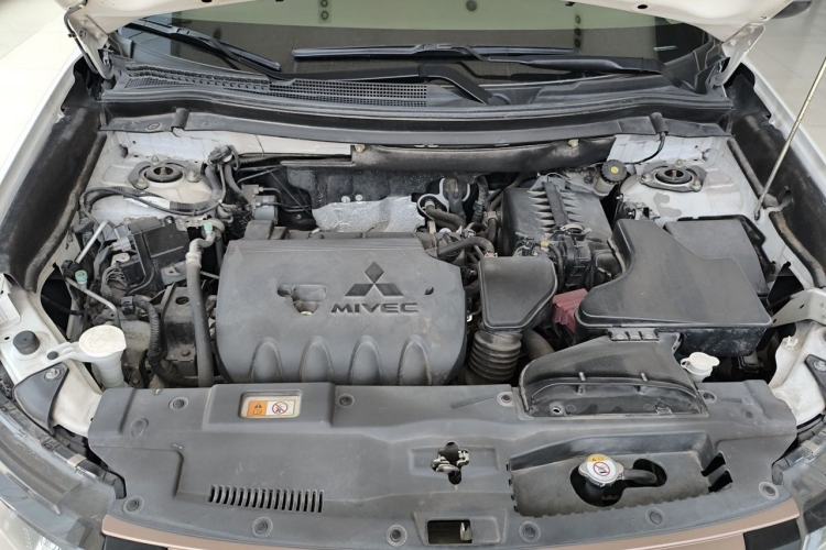 Used Mitsubishi Outlander 2019 2.0L Two-Wheel Drive Comfort Edition 5 Seats China VI Standard Engine Bay