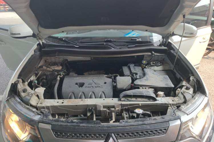 Used Mitsubishi Outlander 2019 2.0L Two-Wheel Drive Comfort Edition 5 Seats China VI Standard Engine Bay