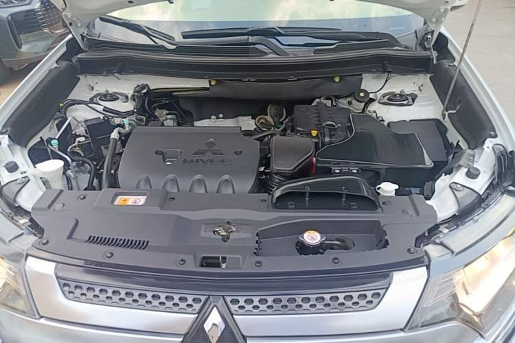 Used Mitsubishi Outlander 2019 2.0L Two-Wheel Drive Comfort Edition 5 Seats China V Standard Engine Bay