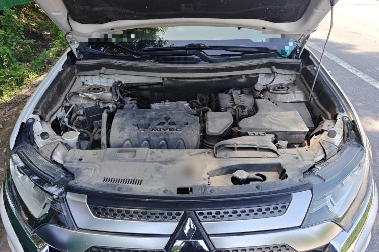 Used Mitsubishi Outlander 2019 2.0L Two-Wheel Drive Comfort Edition 5 Seats China VI Standard Engine Bay