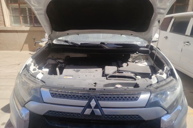 Used Mitsubishi Outlander 2019 2.0L Two-Wheel Drive Comfort Edition 5 Seats China VI Standard Engine Bay