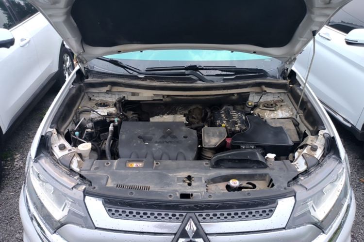 Used Mitsubishi Outlander 2019 2.0L Two-Wheel Drive Comfort Edition 5 Seats China VI Standard Engine Bay