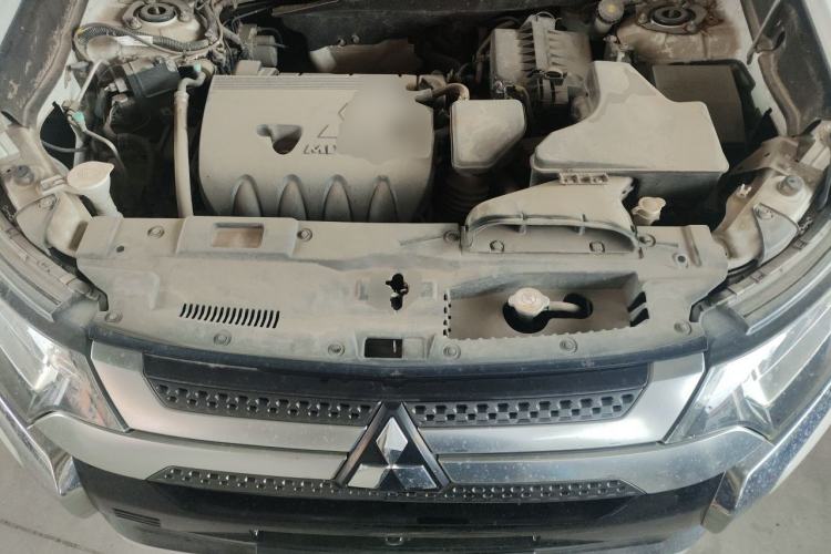 Used Mitsubishi Outlander 2019 2.0L Two-Wheel Drive Comfort Edition 5 Seats China VI Standard Engine Bay