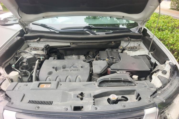 Used Mitsubishi Outlander 2019 2.0L Two-Wheel Drive Comfort Edition 5 Seats China V Standard Engine Bay