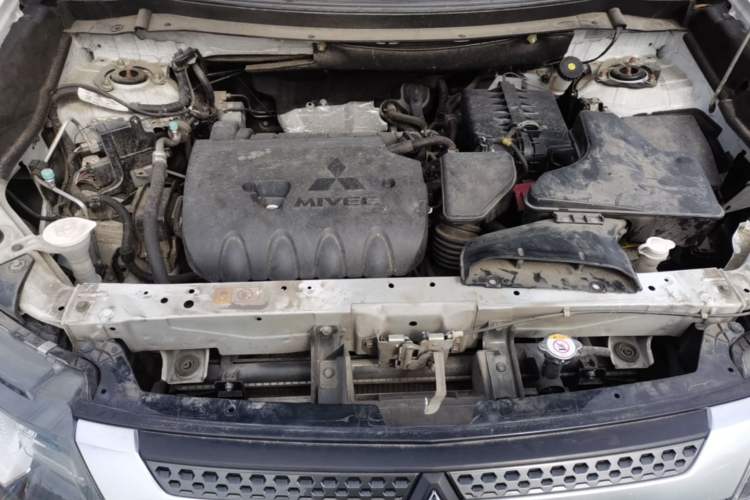 Used Mitsubishi Outlander 2019 2.0L Two-Wheel Drive Comfort Edition 5 Seats China VI Standard Engine Bay