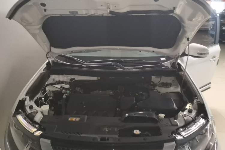 Used Mitsubishi Outlander 2019 2.0L Two-Wheel Drive Comfort Edition 5 Seats China VI Standard Engine Bay