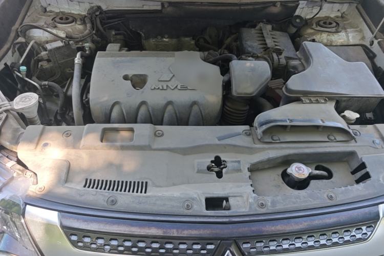Used Mitsubishi Outlander 2019 2.4L 4x4 Zhi Xiang Edition 7 Seats China V Emission Standard Engine Bay