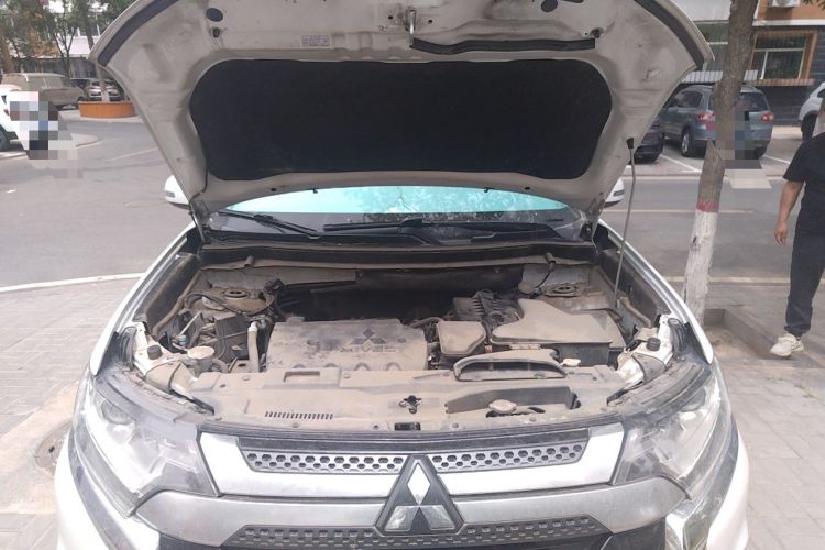 Used Mitsubishi Outlander 2019 2.0L Two-Wheel Drive Comfort Edition 5 Seats China V Standard Engine Bay