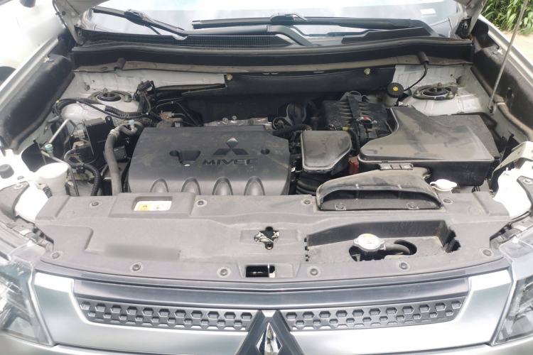 Used Mitsubishi Outlander 2019 2.0L Two-Wheel Drive Comfort Edition 5 Seats China VI Standard Engine Bay