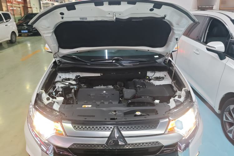 Used Mitsubishi Outlander 2019 2.0L Two-Wheel Drive Comfort Edition 5 Seats China VI Standard Engine Bay