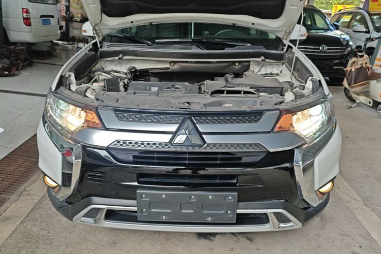 Used Mitsubishi Outlander 2019 2.0L Two-Wheel Drive Comfort Edition 5 Seats China V Standard Engine Bay