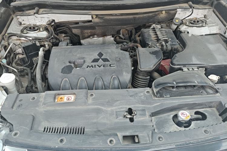 Used Mitsubishi Outlander 2019 2.0L Two-Wheel Drive Comfort Edition 5 Seats China VI Standard Engine Bay