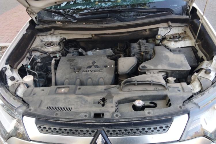 Used Mitsubishi Outlander 2019 2.0L Two-Wheel Drive Comfort Edition 5 Seats China VI Standard Engine Bay