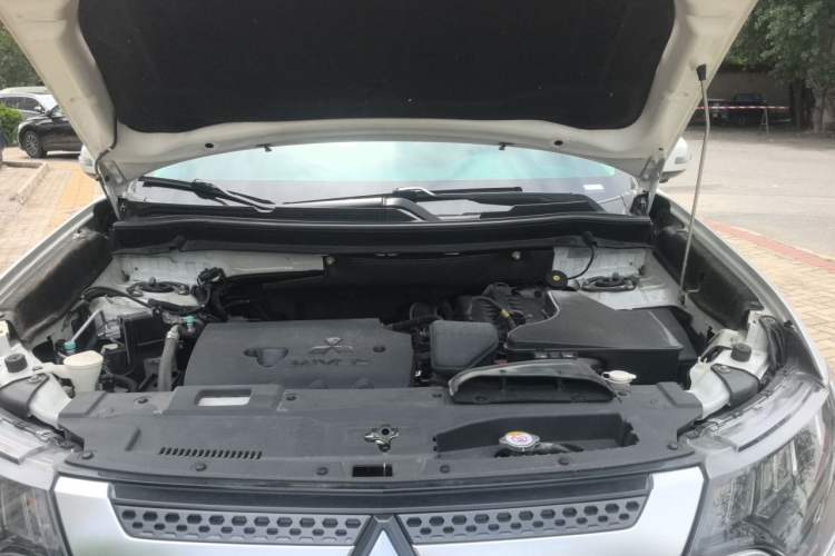 Used Mitsubishi Outlander 2019 2.4L 4x4 Zhi Xiang Edition 7 Seats China VI Standard Engine Bay