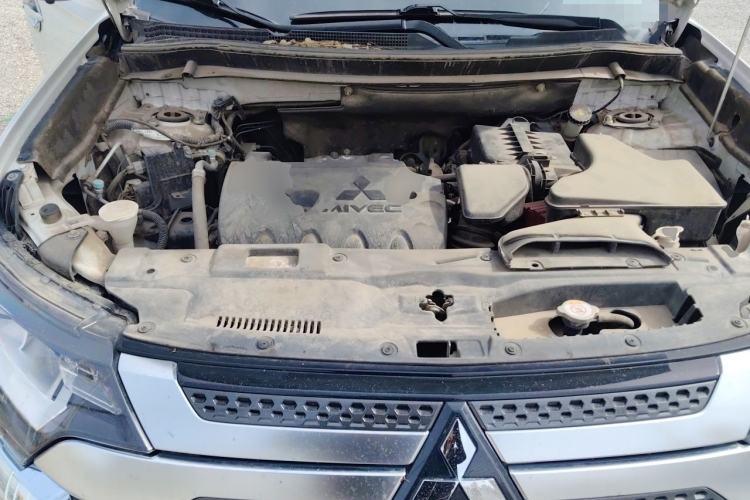 Used Mitsubishi Outlander 2019 2.0L Two-Wheel Drive Comfort Edition 7 Seats China V Emission Standard Engine Bay