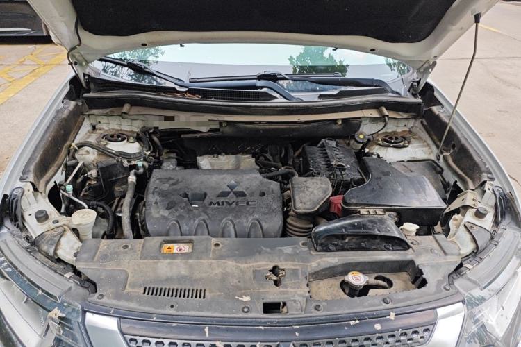 Used Mitsubishi Outlander 2019 2.0L Two-Wheel Drive Comfort Edition 7-Seater China VI Standard Engine Bay