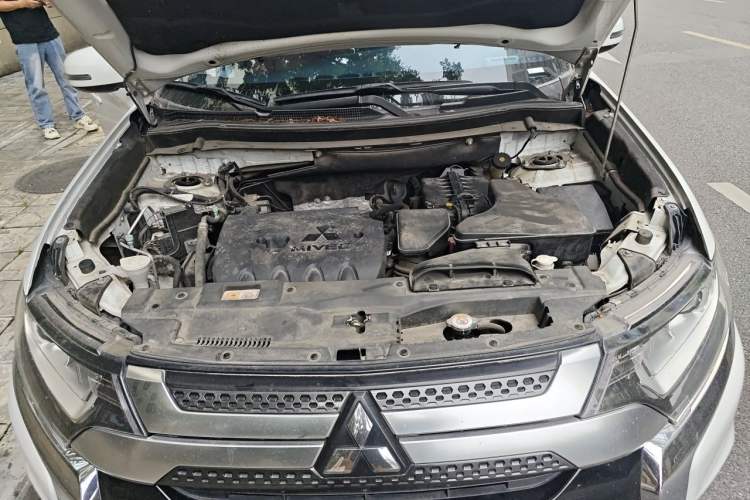 Used Mitsubishi Outlander 2019 2.0L Two-Wheel Drive Comfort Edition 5 Seats China VI Standard Engine Bay