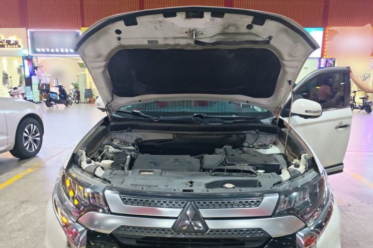 Used Mitsubishi Outlander 2019 2.4L 4x4 Zhi Xiang Edition 7 Seats China VI Standard Engine Bay