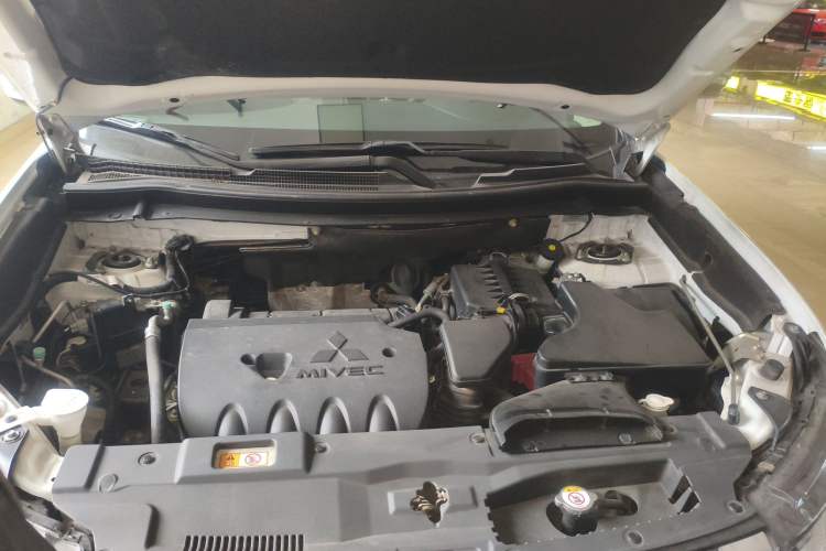 Used Mitsubishi Outlander 2019 2.0L Two-Wheel Drive Comfort Edition 5 Seats China V Standard Engine Bay