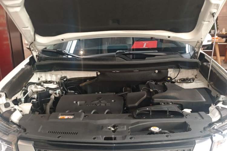Used Mitsubishi Outlander 2019 2.0L Two-Wheel Drive Comfort Edition 5 Seats China VI Standard Engine Bay