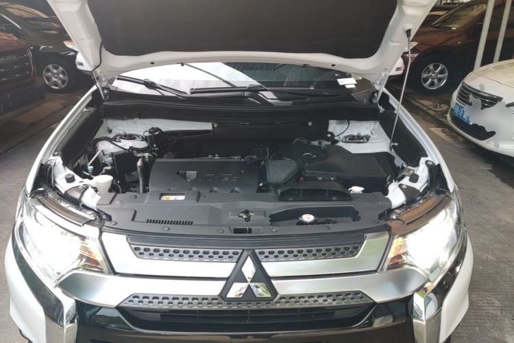 Used Mitsubishi Outlander 2019 2.0L Two-Wheel Drive Comfort Edition 5 Seats China V Standard Engine Bay