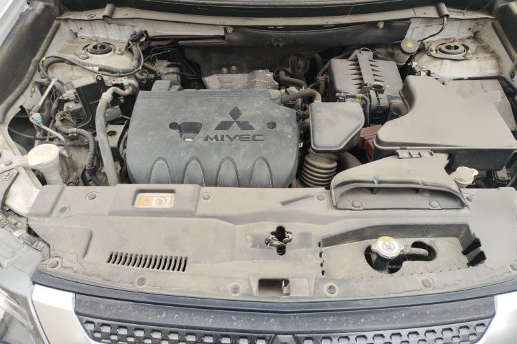 Used Mitsubishi Outlander 2019 2.0L Two-Wheel Drive Comfort Edition 7-Seater China VI Standard Engine Bay