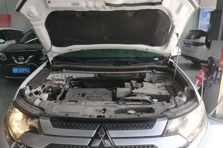 Used Mitsubishi Outlander 2019 2.0L Two-Wheel Drive Comfort Edition 7-Seater China VI Standard Engine Bay