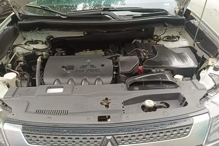 Used Mitsubishi Outlander 2019 2.0L Two-Wheel Drive Comfort Edition 5 Seats China VI Standard Engine Bay