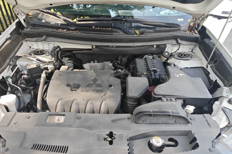 Used Mitsubishi Outlander 2019 2.4L 4x4 Zhi Xiang Edition 7 Seats China VI Standard Engine Bay