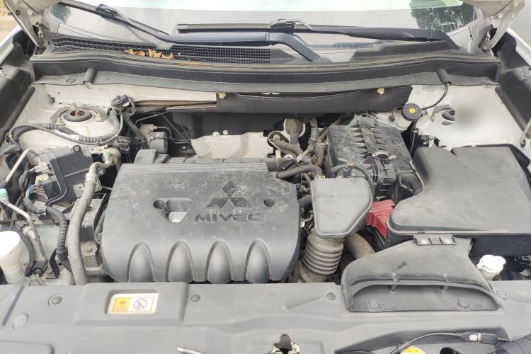 Used Mitsubishi Outlander 2019 2.0L Two-Wheel Drive Comfort Edition 5 Seats China VI Standard Engine Bay