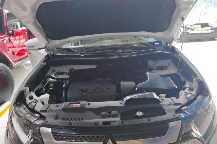 Used Mitsubishi Outlander 2019 2.0L Two-Wheel Drive Comfort Edition 7-Seater China VI Standard Engine Bay