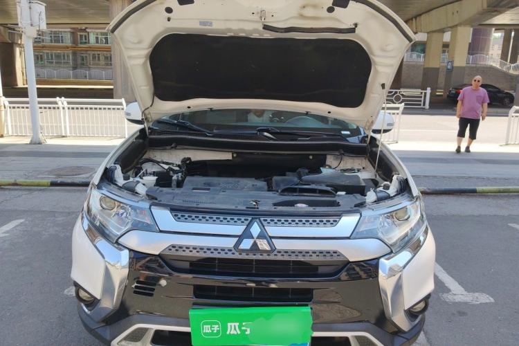 Used Mitsubishi Outlander 2019 2.0L Two-Wheel Drive Comfort Edition 5 Seats China VI Standard Engine Bay