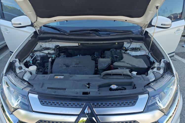 Used Mitsubishi Outlander 2019 2.0L Two-Wheel Drive Comfort Edition 7-Seater China VI Standard Engine Bay