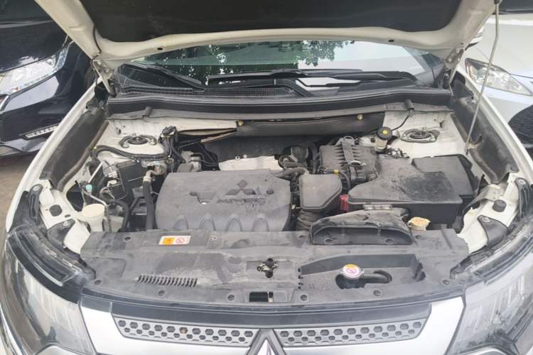 Used Mitsubishi Outlander 2019 2.4L 4x4 Zhi Xiang Edition 7 Seats China VI Standard Engine Bay