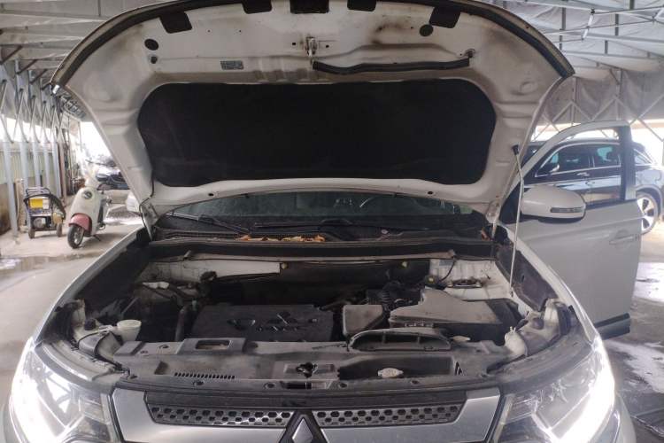 Used Mitsubishi Outlander 2019 2.0L Two-Wheel Drive Comfort Edition 5 Seats China VI Standard Engine Bay